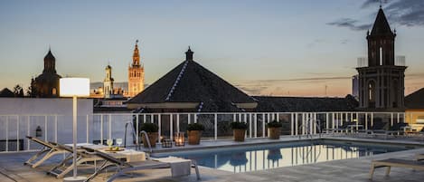 Sæsonbestemt udendørs pool, åben fra kl. 12.00 til kl. 21.00, parasoller