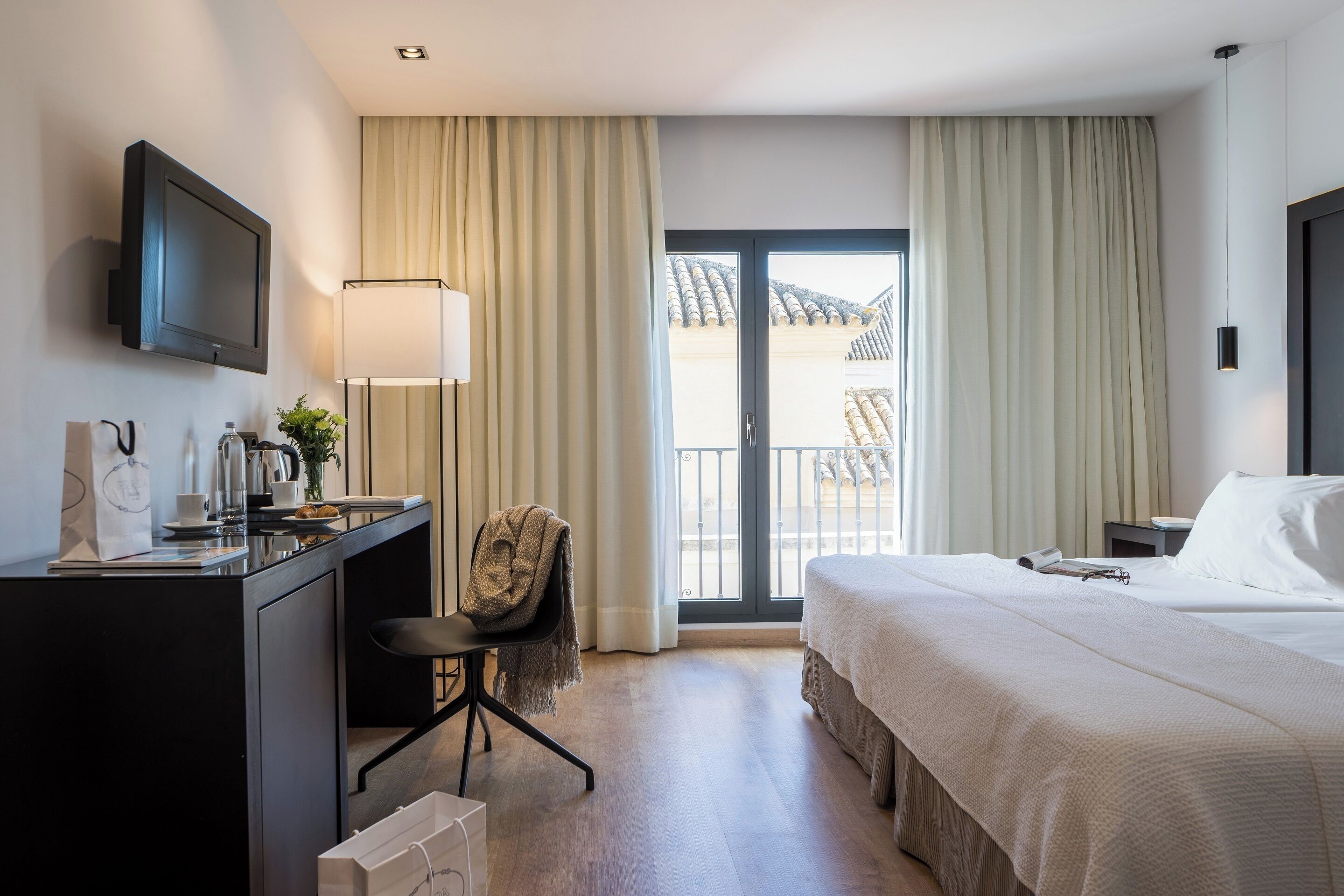 standard double room | 2 bedrooms, minibar, in-room safe, desk