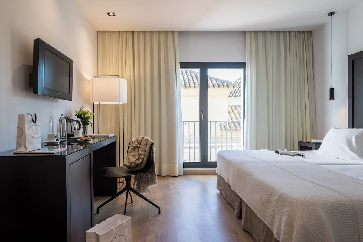 standard double room | 2 bedrooms, minibar, in-room safe, desk