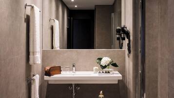 Habitación superior | Baño | Artículos de higiene personal ecológicos, secador de pelo y toallas