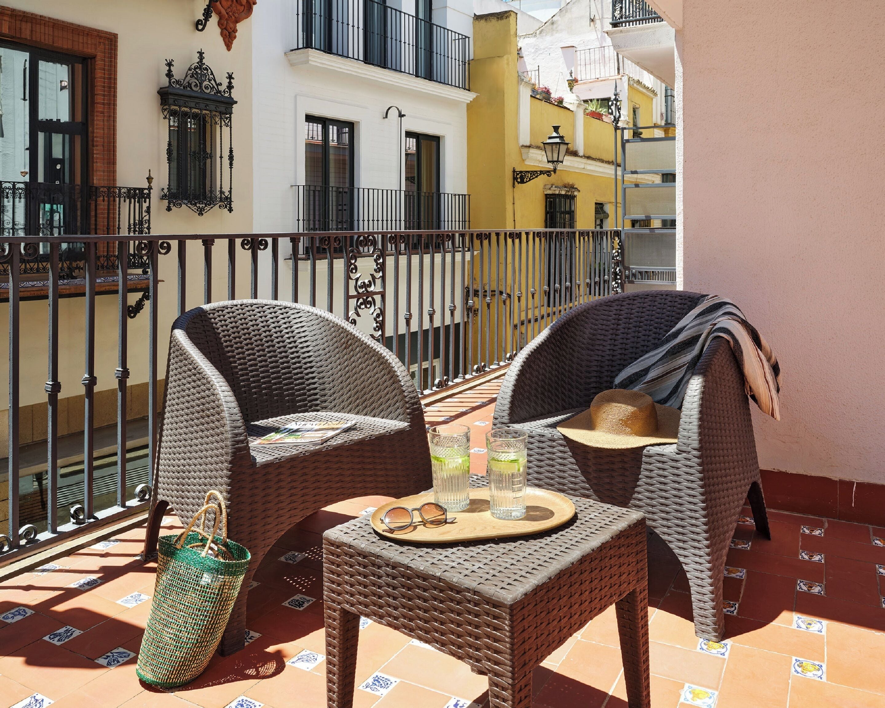 Habitación superior | Minibar, caja de seguridad en la habitación y escritorio 