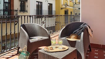 Habitación superior | Minibar, caja de seguridad en la habitación y escritorio