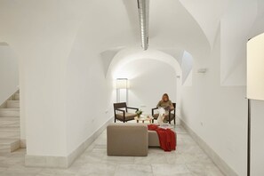 Apartamento Dúplex - Edificio Anexo | Living area | LCD TV