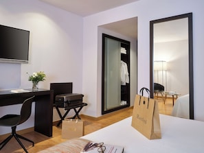 ห้องสแตนดาร์ดดับเบิล (with extra bed) | มินิบาร์, ตู้นิรภัยในห้องพัก, โต๊ะทำงาน, พื้นที่ทำงานแบบใช้แล็ปท็อป