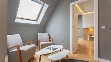 Junior-sviitti | Oleskelualue | 55–tuumainen äly-TV, jossa digitaalikanavat