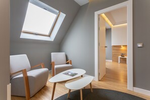 Suite junior | Zona de estar | Smart TV de 55 pulgadas con canales digitales, una televisión