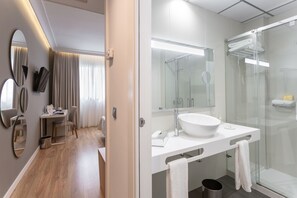 Double Room Single Use | Bathroom | Rainfall showerhead, free toiletries, hair dryer, slippers - Hotel Monte Carmelo (Seville)