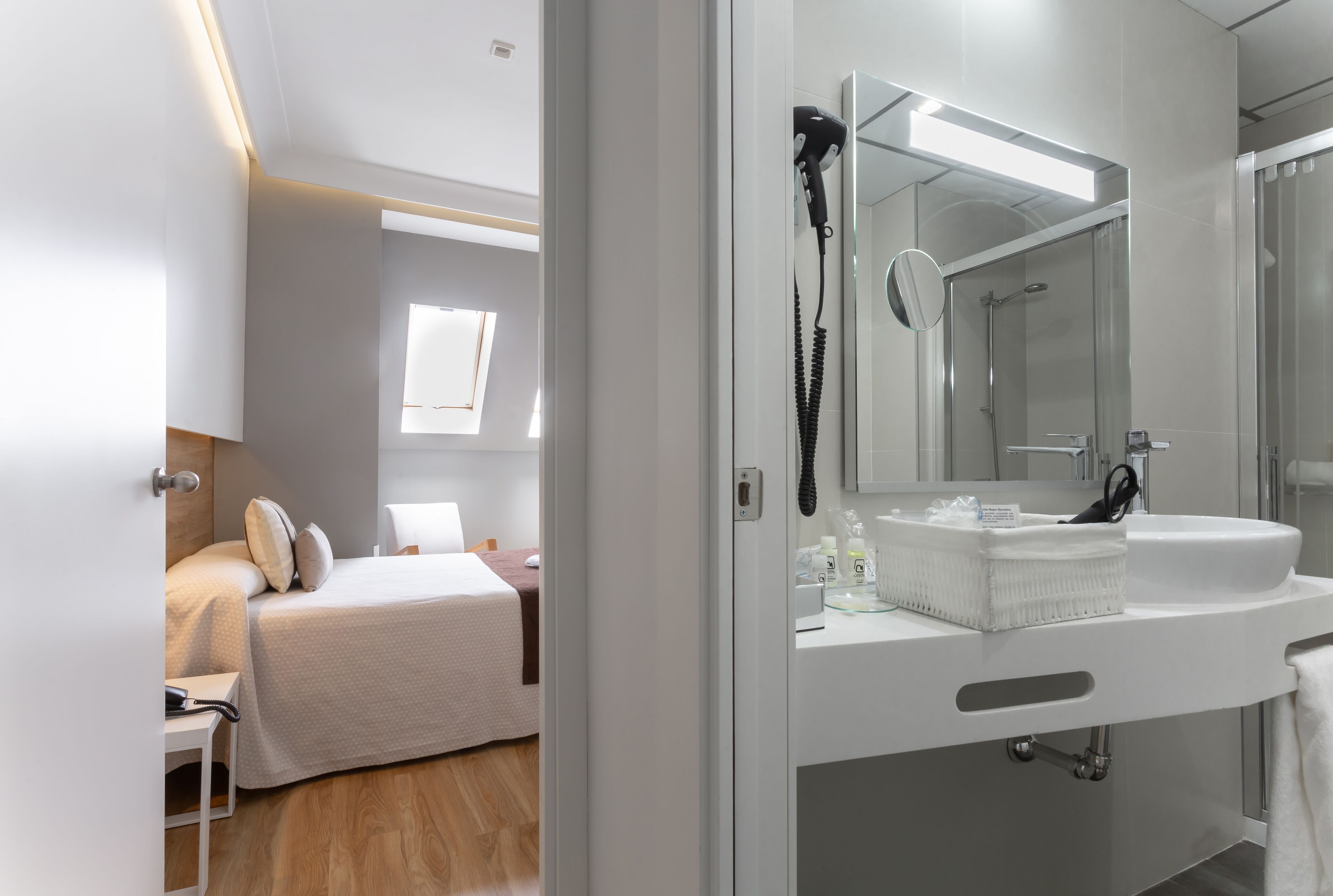 single room, 1 large single bed | 1 bedroom, egyptian cotton sheets, premium bedding, minibar