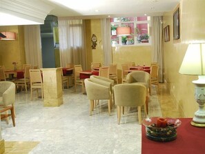 朝食、ランチ、ディナーに営業