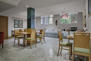 S'hi serveixen esmorzars, dinars i sopars 