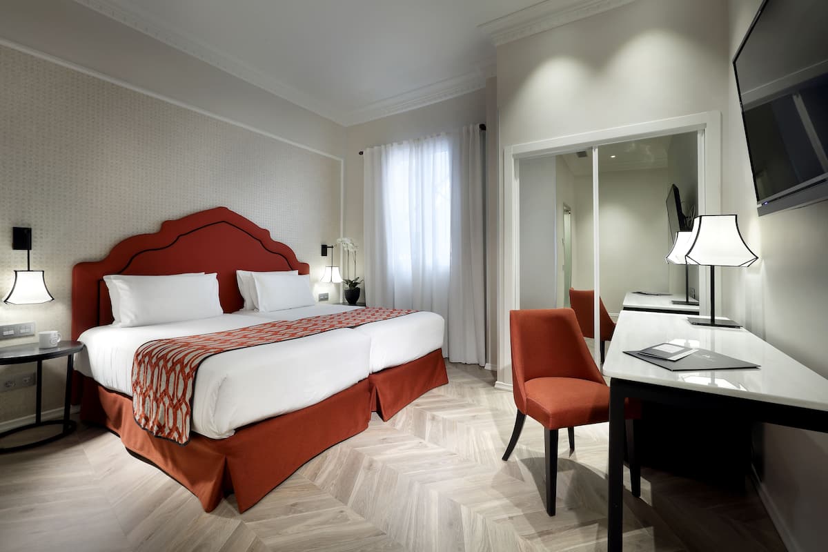 In-room safe, soundproofing, iron/ironing board, free WiFi