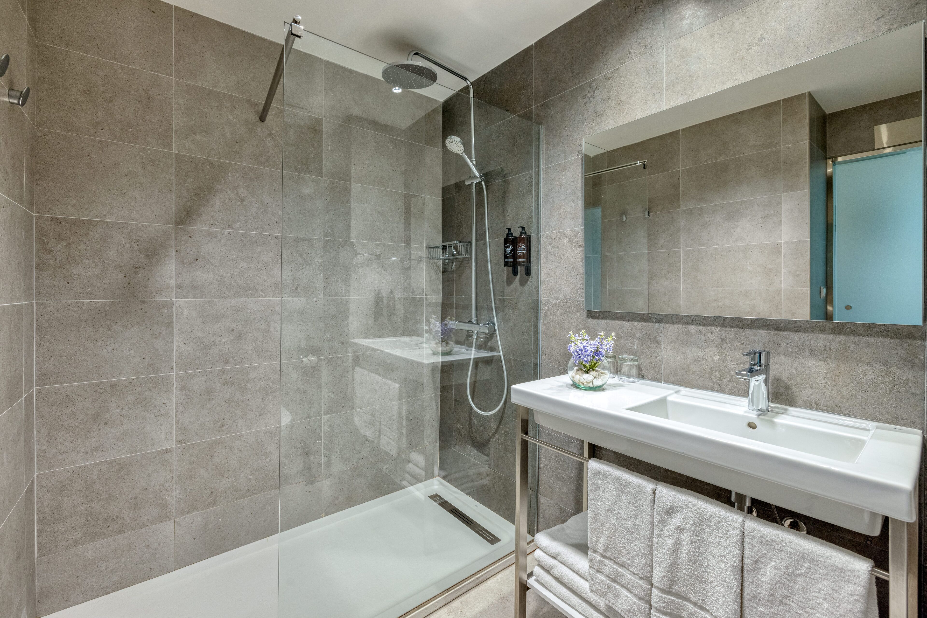 bathtub, free toiletries, hair dryer, bidet