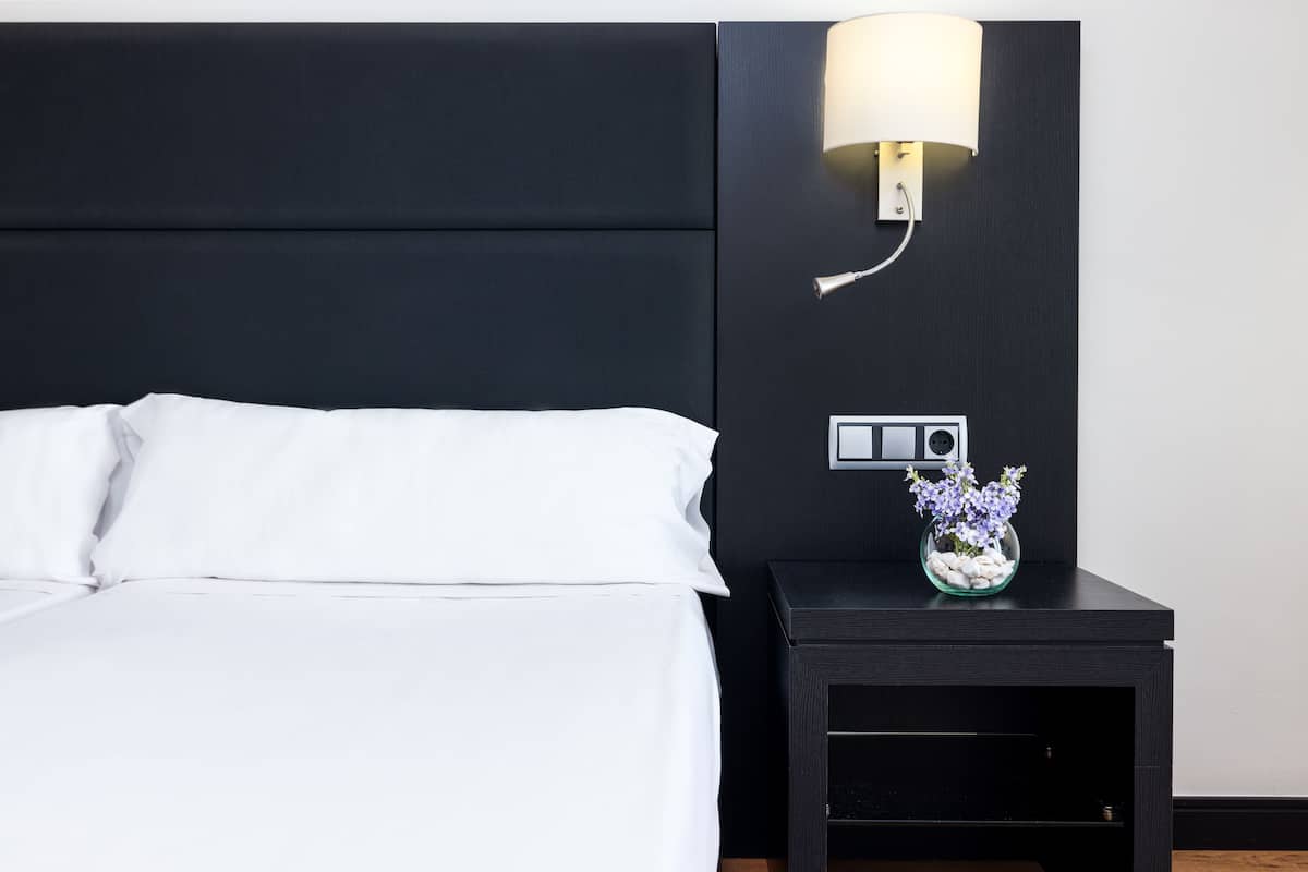 economy double room | 1 bedroom, minibar, in-room safe, desk