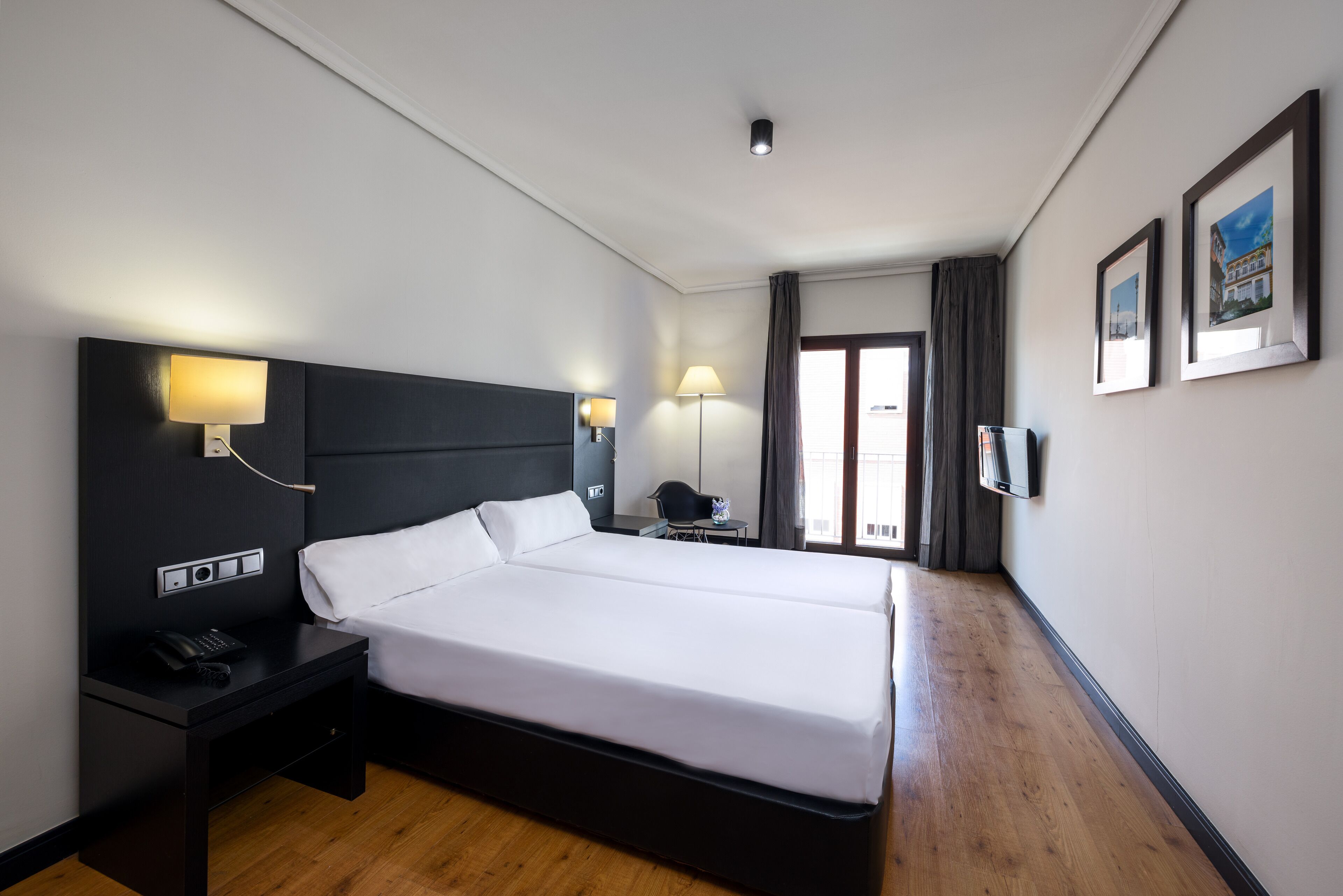 economy double room | 1 bedroom, minibar, in-room safe, desk