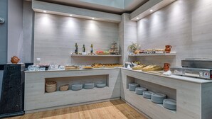 Un buffet moderne, avec une variété de plats et de boissons, des étagères en bois et une machine à café.