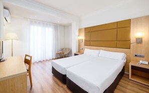 Minibar, caja de seguridad en la habitación y escritorio 