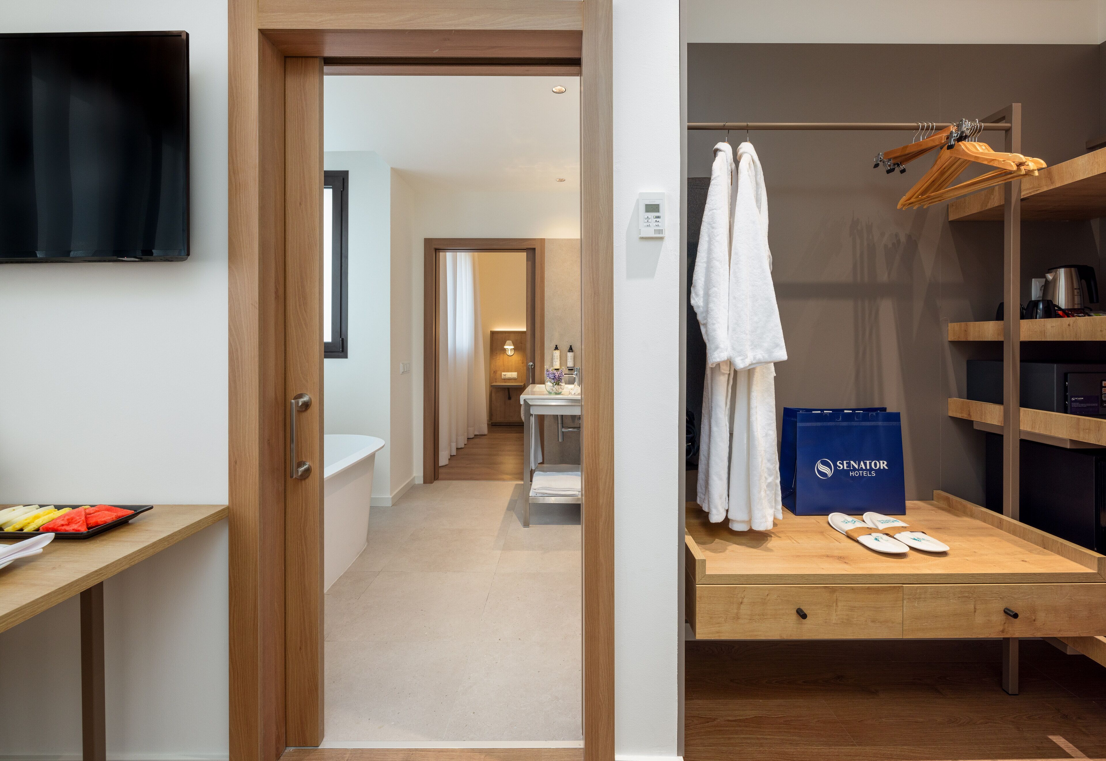 Junior suite | Een minibar, een kluis op de kamer, een bureau, geluiddichte muren