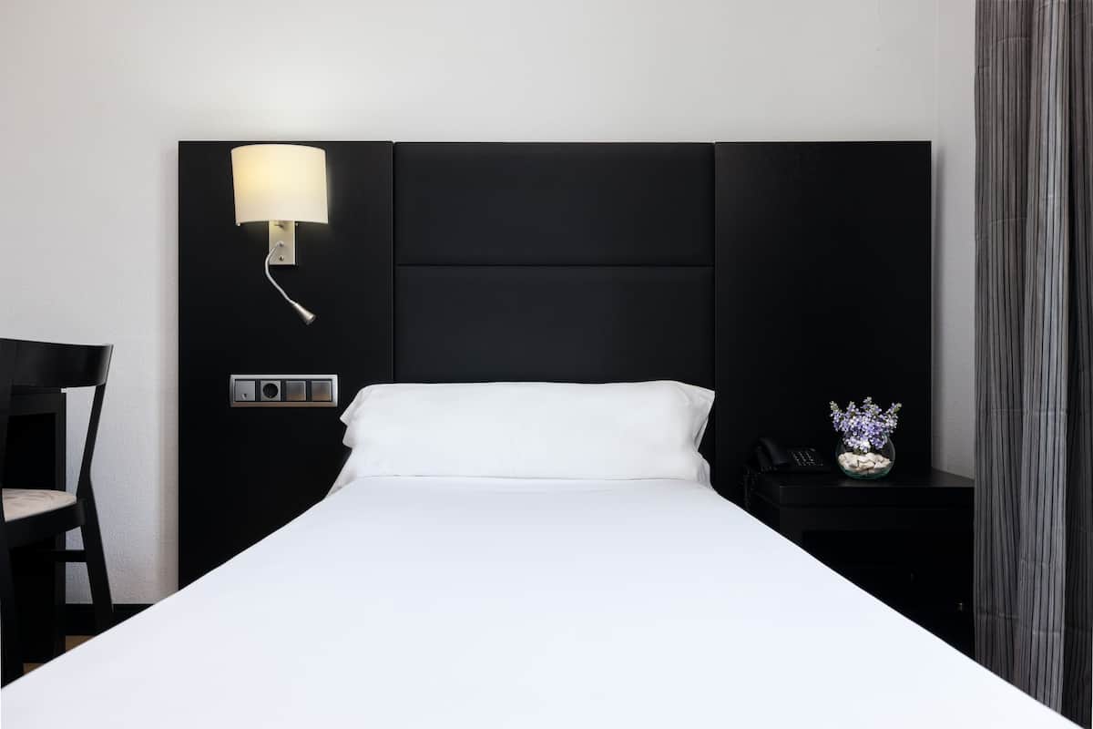 single room | 1 bedroom, minibar, in-room safe, desk
