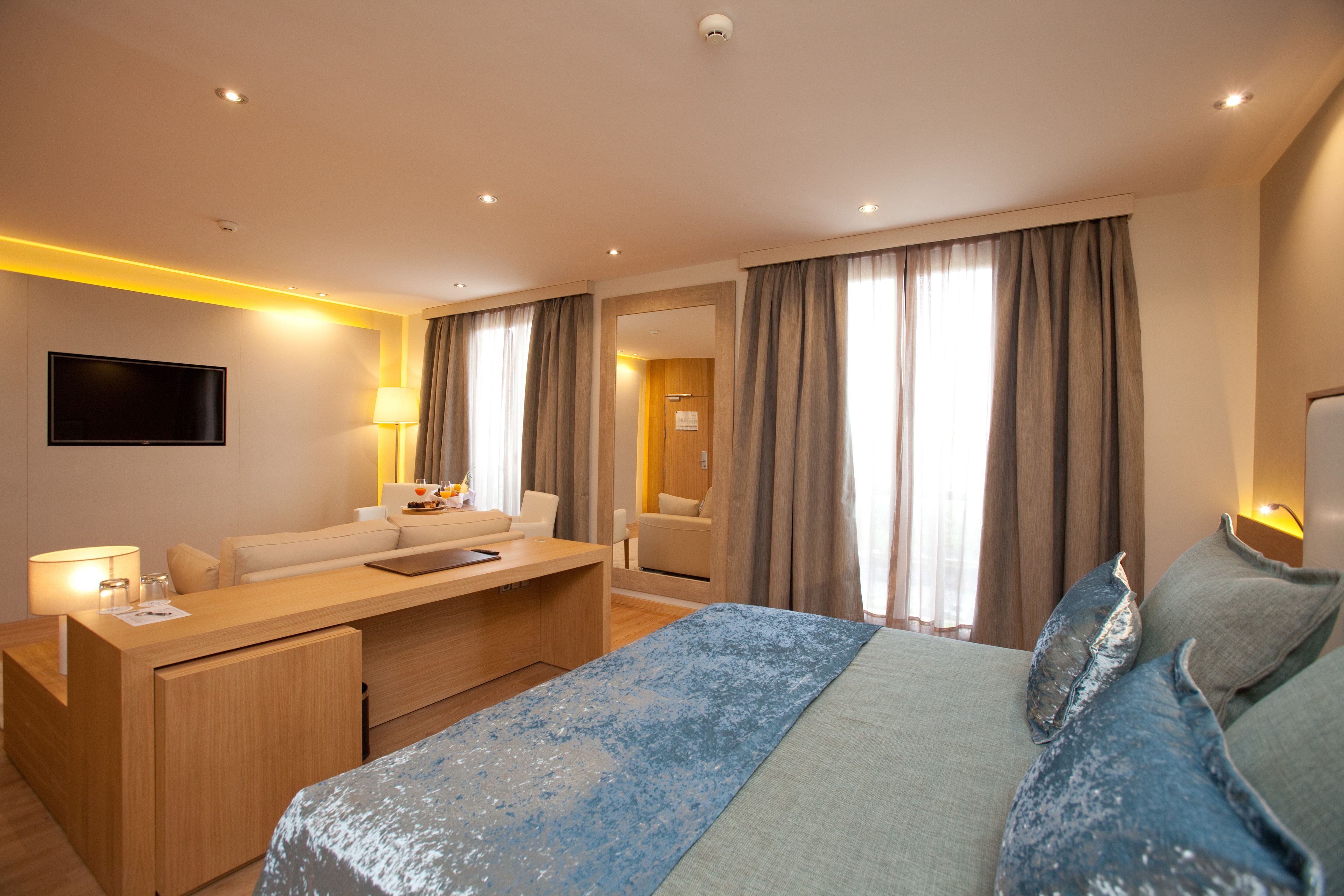 junior suite | minibar, in-room safe, desk, blackout curtains