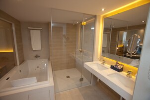 Suite Junior | Salle de bain | Articles de toilette (gratuits), séchoir à cheveux, serviettes fournies
