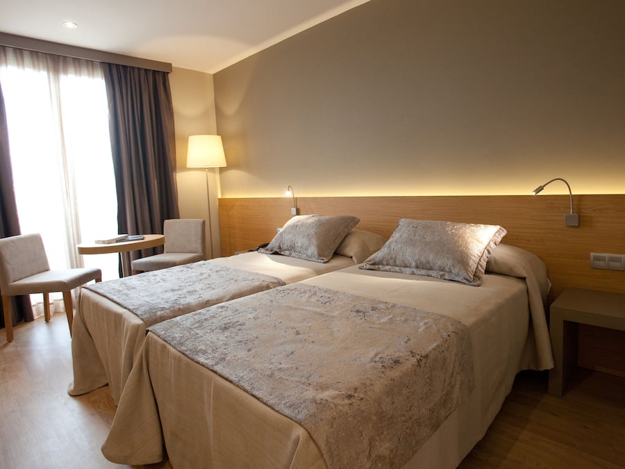 Minibar, caixa forta a l'habitació, escriptori i cortines opaques