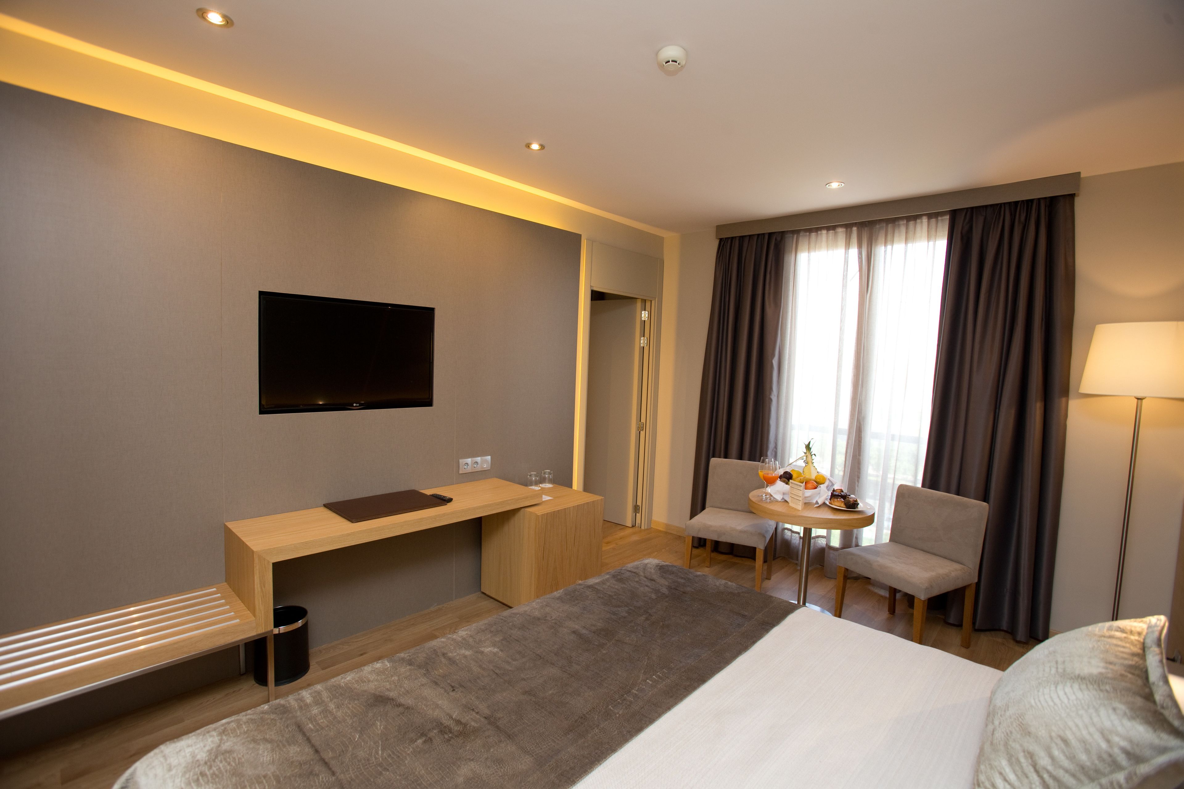 family room | minibar, in-room safe, desk, blackout curtains