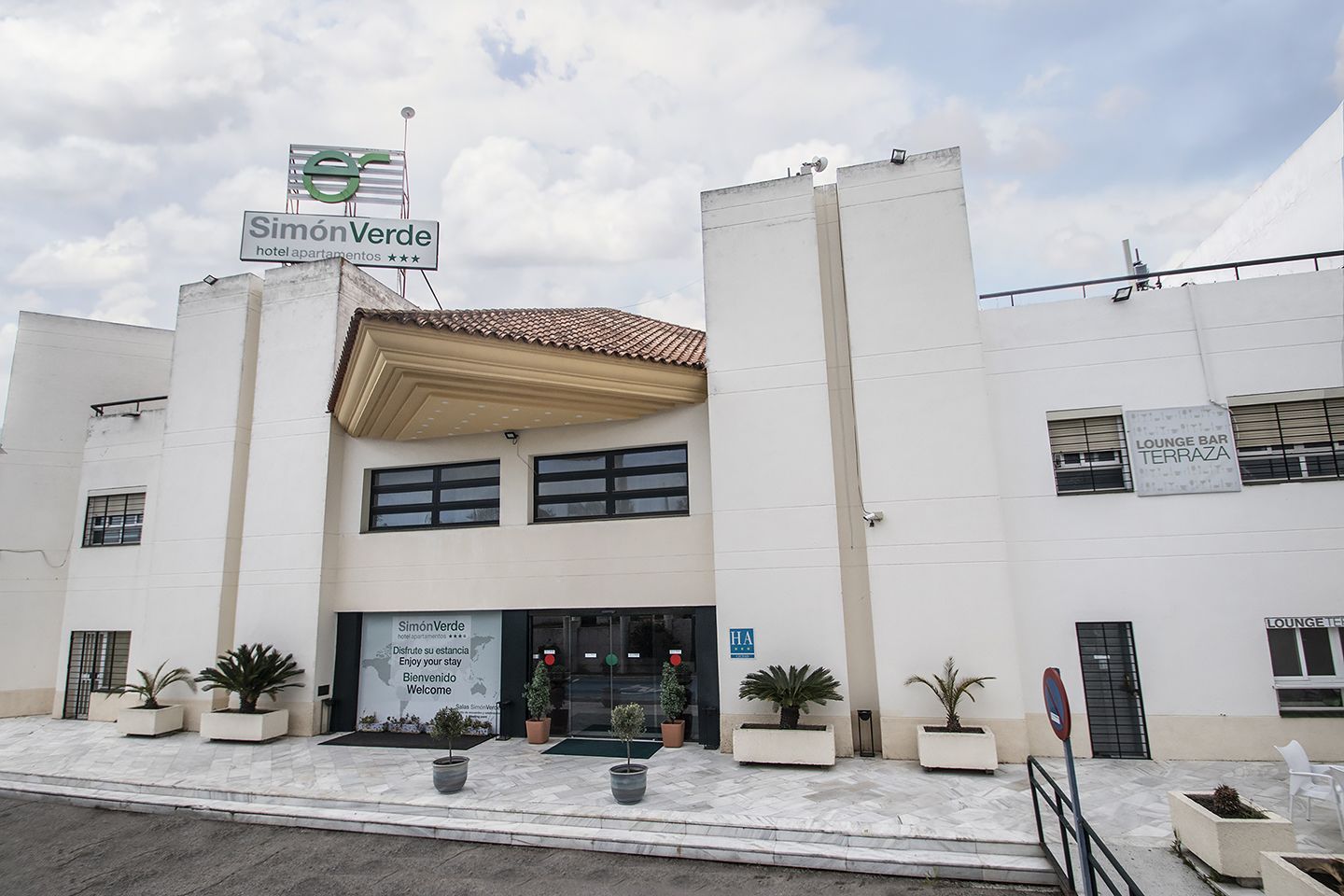 Un hôtel appelé « Simón Verde », avec une enseigne indiquant « hôtel avec appartements », et un bar-salon appelé « TERRAZA ».