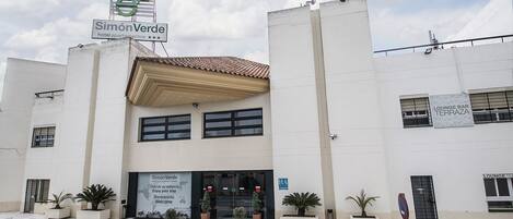 Hotel 'Simón Verde' con un cartel que indica 'hotel apartamentos' y un bar salón llamado 'TERRAZA'.