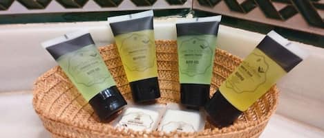 Un panier tressé contenant cinq tubes de produits pour les soins capillaires.