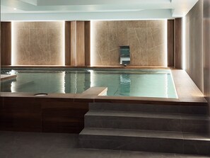 Indoor spa tub