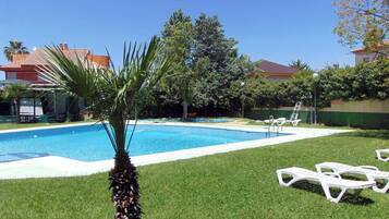 Una piscina al aire libre de temporada