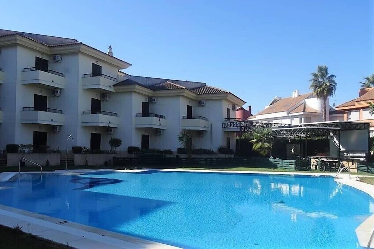 Studio, Pool View (2 adults) | 1 bilik tidur, peti besi dalam bilik, meja, kalis bunyi