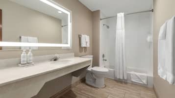Suite studio, 2 grands lits, non-fumeur | Salle de bain | Ensemble baignoire-douche, articles de toilette (gratuits)