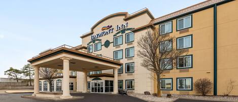 Edificio del Baymont Inn con entrada cubierta, varias ventanas y un estacionamiento accesible para sillas de ruedas.