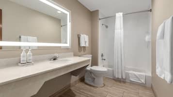 Ensemble baignoire-douche, articles de toilette (gratuits)