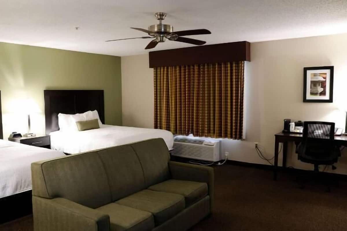 Ropa de cama de alta calidad, camas con pillow-top y escritorio