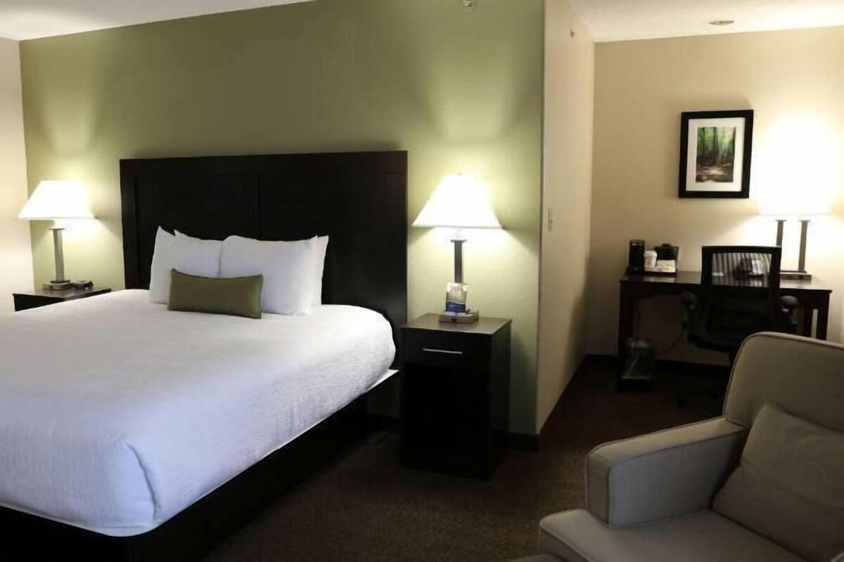 Ropa de cama de alta calidad, camas con pillow-top y escritorio