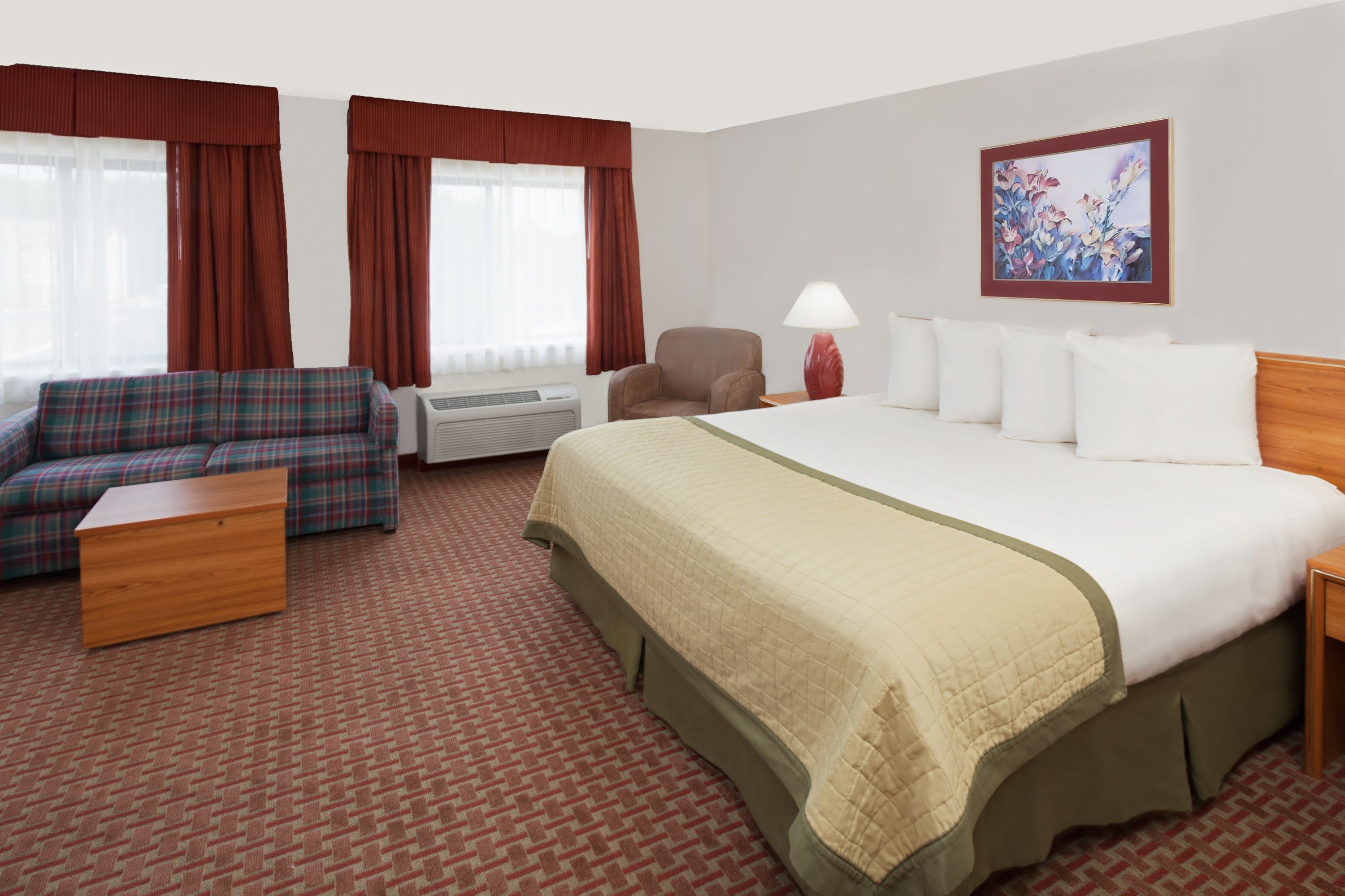Suite, 1 King Bed | Desk, iron/ironing board, free WiFi, bed sheets