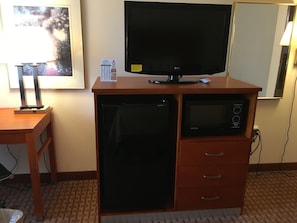 Een bureau, een strijkplank/strijkijzer, gratis wifi, beddengoed