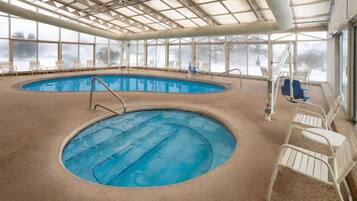 Piscine intérieure, chaises longues