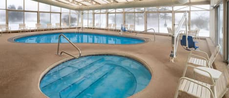 Una piscina cubierta, tumbonas