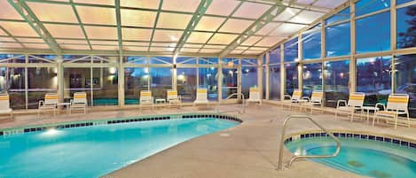 Piscine intérieure, chaises longues