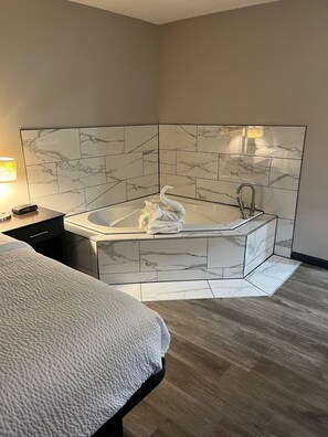 Suite, 1 très grand lit, non-fumeur, bain à remous