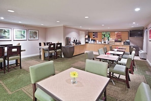 Free daily on-the-go breakfast - La Quinta Inn & Suites by Wyndham Mansfield OH (Mansfield)