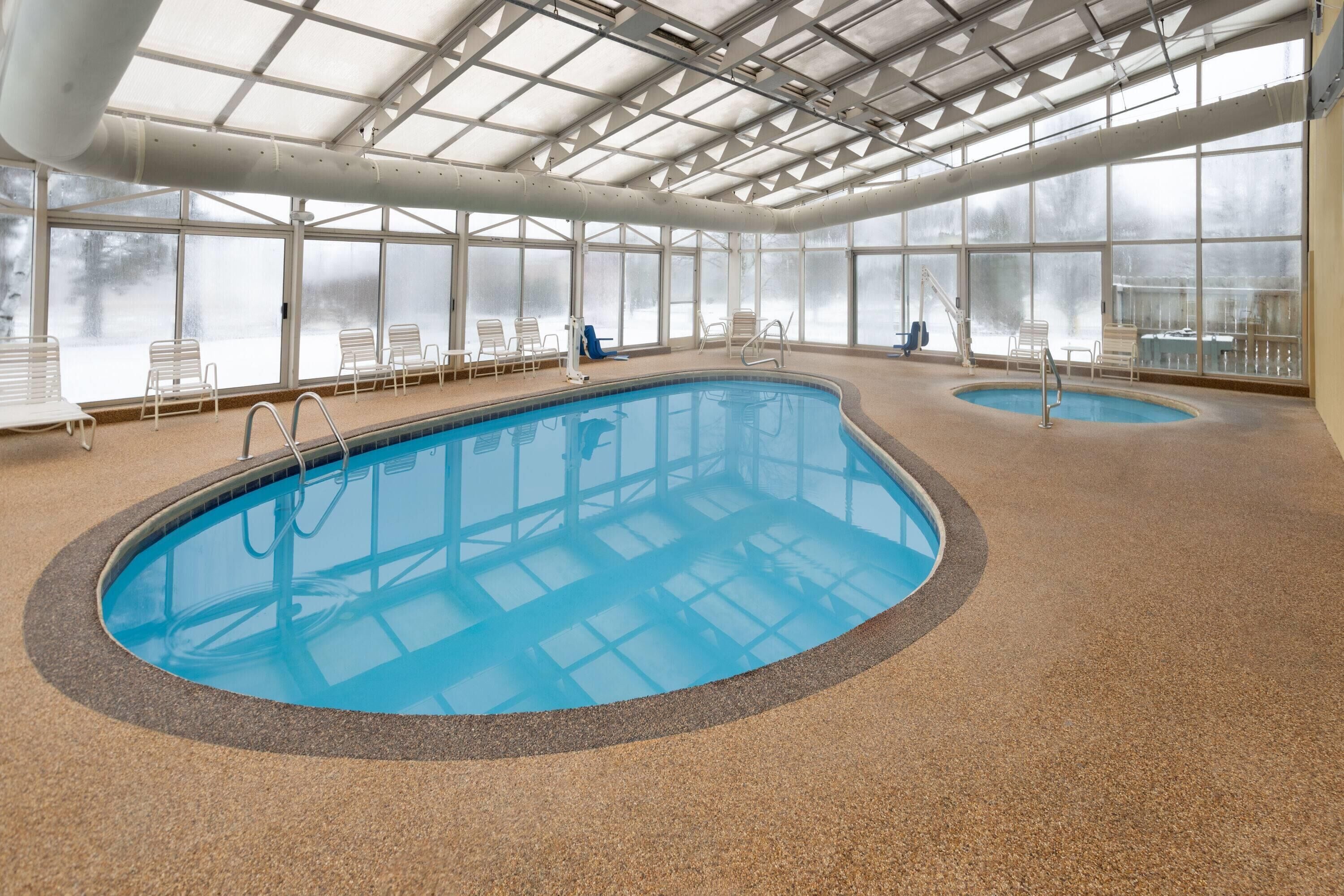 Kolam renang indoor, dengan kursi berjemur