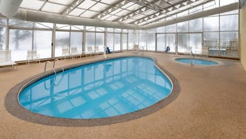 Kolam renang indoor, dengan kursi berjemur