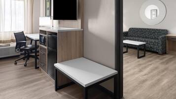 Suite, 1 King-Bett, Nichtraucher | Hochwertige Bettwaren, Schreibtisch, VerdunkelungsvorhÀnge