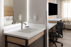 Habitación, 1 cama King size, con acceso para personas discapacitadas (Mob/Hearing, Roll-In Shower) | Ropa de cama de alta calidad, escritorio y cortinas blackout 