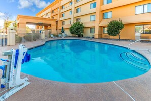 Outdoor pool - La Quinta Inn & Suites by Wyndham Las Cruces Organ Mountain (Las Cruces)