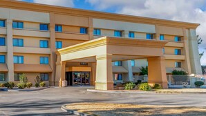 A multi-story hotel with a central entrance, balconies, and a parking area. - La Quinta Inn & Suites by Wyndham Las Cruces Organ Mountain (Las Cruces)